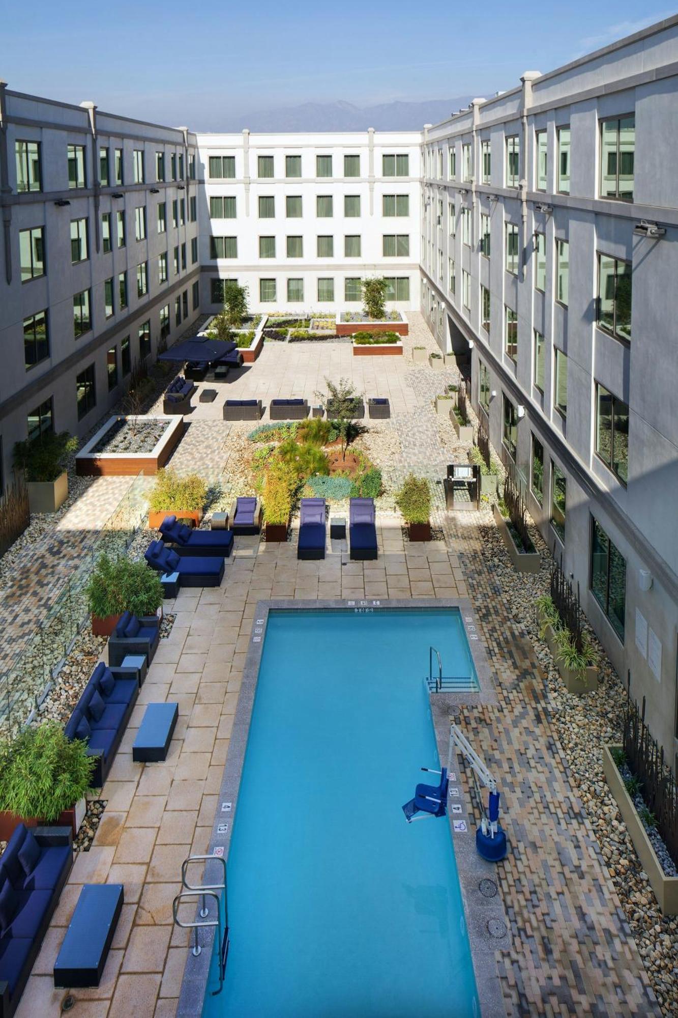 Sheraton Los Angeles Сан Габриел Екстериор снимка